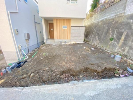 �_�ސ쌧���l�s�����Z�Y3���ڂ̐V�z��ˌ��Ă̑O�ʓ��H�܂ތ��n�ʐ^