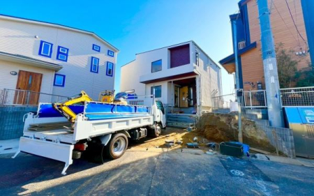 �_�ސ쌧���q�s���z5���ڂ̐V�z��ˌ��Ă̑O�ʓ��H�܂ތ��n�ʐ^