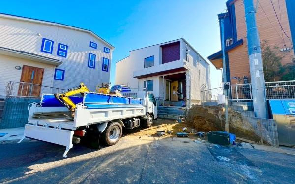 �_�ސ쌧���q�s���z5���ڂ̐V�z��ˌ��Ă̑O�ʓ��H�܂ތ��n�ʐ^