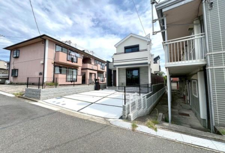 �_�ސ쌧���l�s���攒��6���ڂ̐V�z��ˌ��Ă̑O�ʓ��H�܂ތ��n�ʐ^