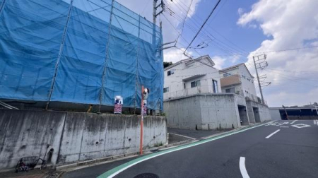 �_�ސ쌧���l�s�˒ˋ挴�h2���ڂ̐V�z��ˌ��Ă̑O�ʓ��H�܂ތ��n�ʐ^