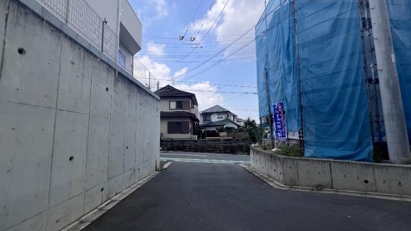 �_�ސ쌧���l�s�˒ˋ挴�h2���ڂ̐V�z��ˌ��Ă̑O�ʓ��H�܂ތ��n�ʐ^