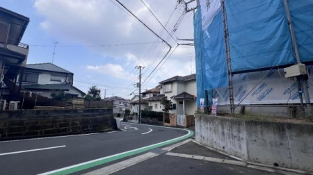 �_�ސ쌧���l�s�˒ˋ挴�h2���ڂ̐V�z��ˌ��Ă̑O�ʓ��H�܂ތ��n�ʐ^