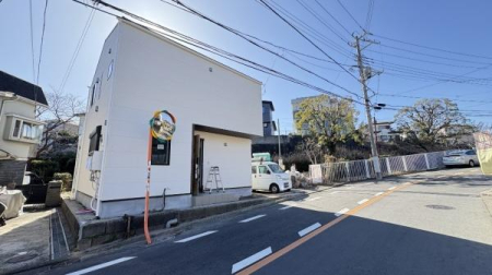 �_�ސ쌧���l�s����折���J��2���ڂ̐V�z��ˌ��Ă̑O�ʓ��H�܂ތ��n�ʐ^