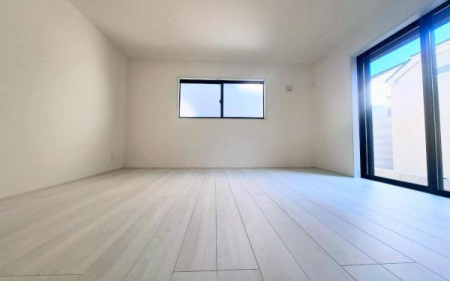 �_�ސ쌧���l�s���ʏ�6���ڂ̐V�z��ˌ��Ă̎q������