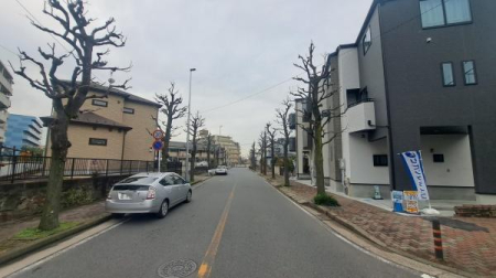 �_�ސ쌧���s���擡��4���ڂ̐V�z��ˌ��Ă̑O�ʓ��H�܂ތ��n�ʐ^