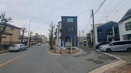 �_�ސ쌧���s���擡��4���ڂ̐V�z��ˌ��Ă̑O�ʓ��H�܂ތ��n�ʐ^