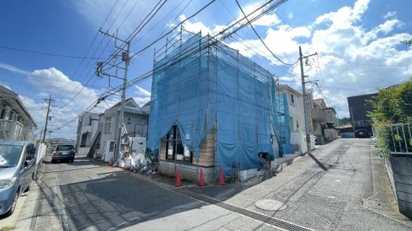 �_�ސ쌧���s������Е�1���ڂ̐V�z��ˌ��Ă̑O�ʓ��H�܂ތ��n�ʐ^