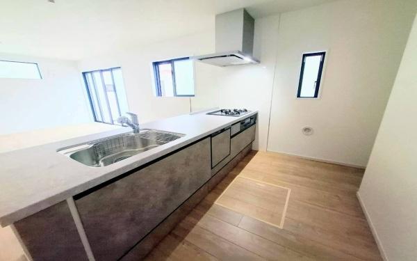 �_�ސ쌧���l�s���J�扺���J3���ڂ̐V�z��ˌ��ẴL�b�`��