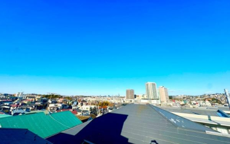 �_�ސ쌧���l�s�`���`��1���ڂ̐V�z��ˌ��Ă̏Z�˂���̒��]�ʐ^