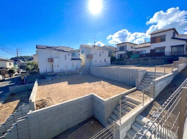 �_�ސ쌧���l�s����㔒��2���ڂ̐V�z��ˌ��Ă̑O�ʓ��H�܂ތ��n�ʐ^