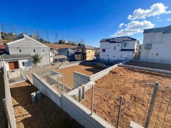 �_�ސ쌧���l�s����㔒��2���ڂ̐V�z��ˌ��Ă̑O�ʓ��H�܂ތ��n�ʐ^