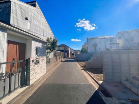 �_�ސ쌧���l�s����㔒��2���ڂ̐V�z��ˌ��Ă̑O�ʓ��H�܂ތ��n�ʐ^