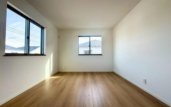 �_�ސ쌧���s�{�O�擌�L�n4���ڂ̐V�z��ˌ��Ă̎q������