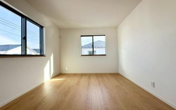 �_�ސ쌧���s�{�O�擌�L�n4���ڂ̐V�z��ˌ��Ă̎q������