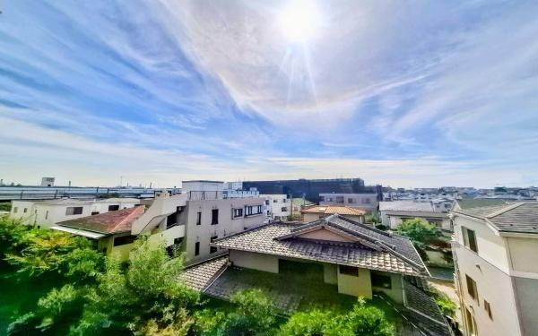 �_�ސ쌧���s����l�J�㒬�̒��Ã}���V�����̏Z�˂���̒��]�ʐ^