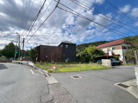 �_�ސ쌧���q�s�\�񏊂̓y�n�̑O�ʓ��H�܂ތ��n�ʐ^