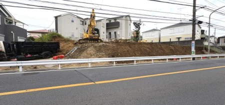 �_�ސ쌧���l�s�˒ˋ��q�c���̐V�z��ˌ��Ă̑O�ʓ��H�܂ތ��n�ʐ^