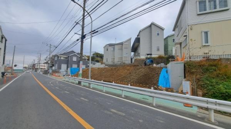 �_�ސ쌧���l�s�˒ˋ��q�c���̐V�z��ˌ��Ă̑O�ʓ��H�܂ތ��n�ʐ^