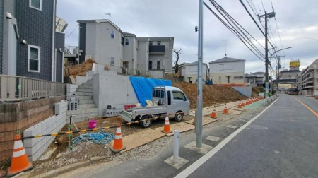 �_�ސ쌧���l�s�˒ˋ��q�c���̐V�z��ˌ��Ă̑O�ʓ��H�܂ތ��n�ʐ^