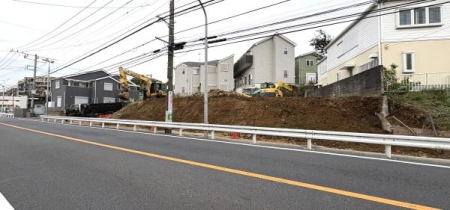 �_�ސ쌧���l�s�˒ˋ��q�c���̐V�z��ˌ��Ă̑O�ʓ��H�܂ތ��n�ʐ^