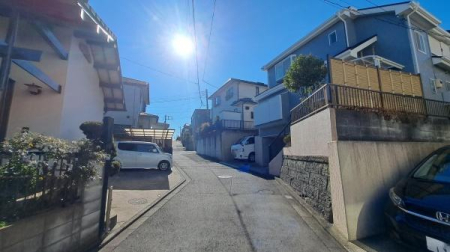 �_�ސ쌧���l�s��攒�S��3���ڂ̒��È�ˌ��Ă̑O�ʓ��H�܂ތ��n�ʐ^