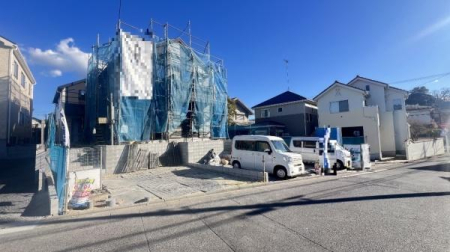 �_�ސ쌧���l�s��q��m����1���ڂ̐V�z��ˌ��Ă̑O�ʓ��H�܂ތ��n�ʐ^