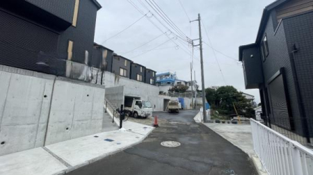 �_�ސ쌧���l�s�ߌ��扺���g5���ڂ̐V�z��ˌ��Ă̑O�ʓ��H�܂ތ��n�ʐ^