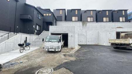 �_�ސ쌧���l�s�ߌ��扺���g5���ڂ̐V�z��ˌ��Ă̑O�ʓ��H�܂ތ��n�ʐ^