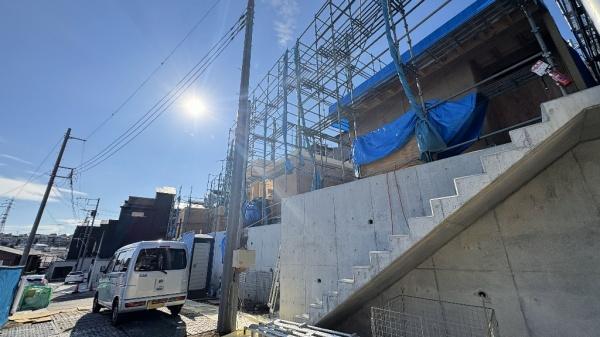 �_�ސ쌧���l�s�ߌ��扺���g5���ڂ̐V�z��ˌ��Ă̑O�ʓ��H�܂ތ��n�ʐ^