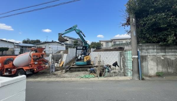 �_�ސ쌧���l�s�˒ˋ�[�J���̐V�z��ˌ��Ă̑O�ʓ��H�܂ތ��n�ʐ^