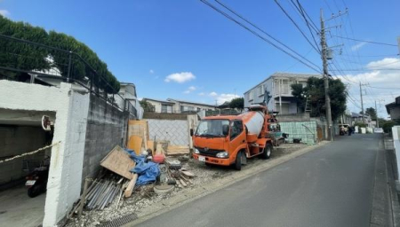 �_�ސ쌧���l�s�˒ˋ�[�J���̐V�z��ˌ��Ă̑O�ʓ��H�܂ތ��n�ʐ^