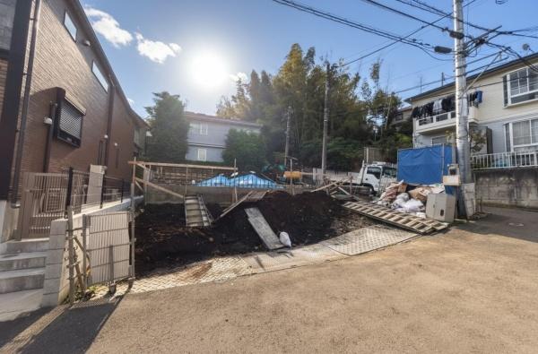 �_�ސ쌧���l�s�ߌ��掂�q�P�J2���ڂ̐V�z��ˌ��Ă̑O�ʓ��H�܂ތ��n�ʐ^