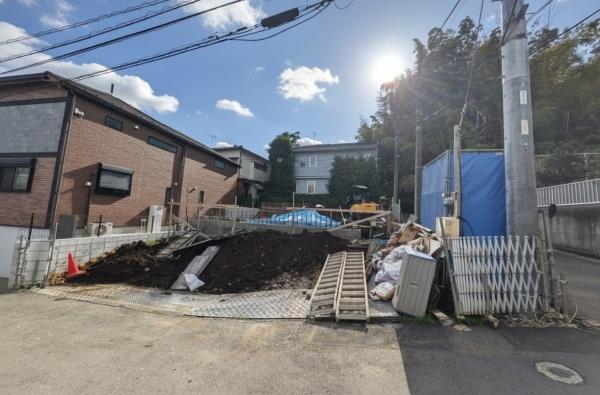 �_�ސ쌧���l�s�ߌ��掂�q�P�J2���ڂ̐V�z��ˌ��Ă̑O�ʓ��H�܂ތ��n�ʐ^