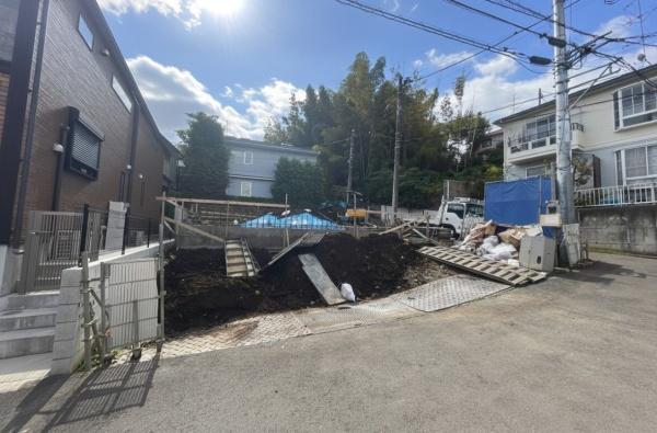 �_�ސ쌧���l�s�ߌ��掂�q�P�J2���ڂ̐V�z��ˌ��Ă̑O�ʓ��H�܂ތ��n�ʐ^