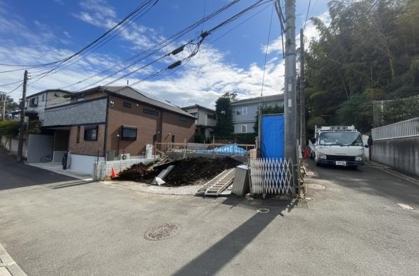 �_�ސ쌧���l�s�ߌ��掂�q�P�J2���ڂ̐V�z��ˌ��Ă̑O�ʓ��H�܂ތ��n�ʐ^