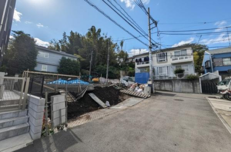 �_�ސ쌧���l�s�ߌ��掂�q�P�J2���ڂ̐V�z��ˌ��Ă̑O�ʓ��H�܂ތ��n�ʐ^