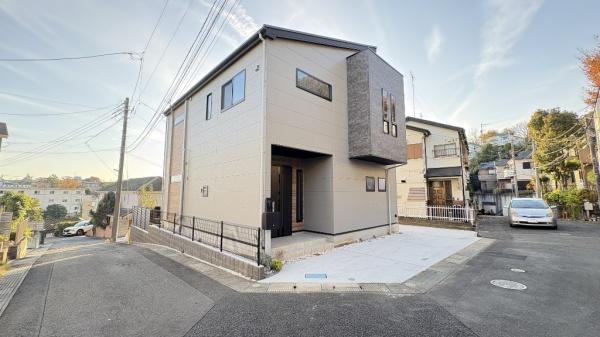 �_�ސ쌧���s��������P�u6���ڂ̐V�z��ˌ��Ă̑O�ʓ��H�܂ތ��n�ʐ^