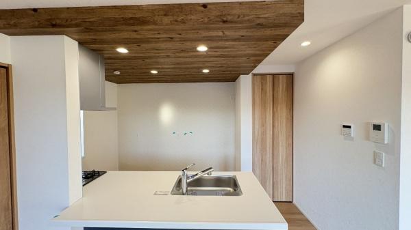 �_�ސ쌧���s��������P�u6���ڂ̐V�z��ˌ��ẴL�b�`��