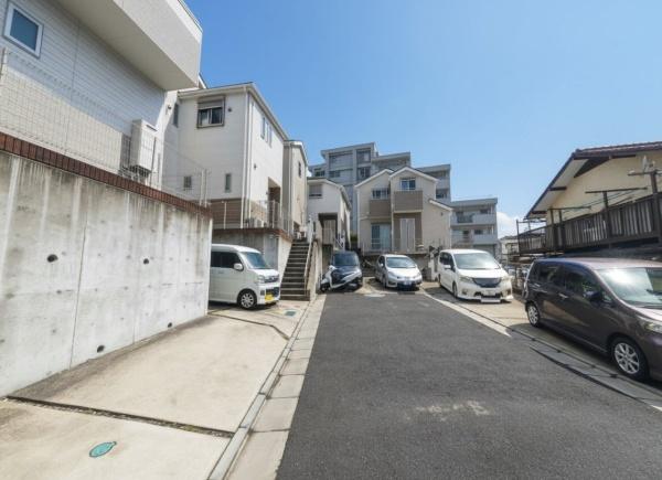 �_�ސ쌧���l�s���ʏ�������̒��È�ˌ��Ă̑O�ʓ��H�܂ތ��n�ʐ^