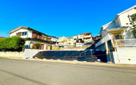 �_�ސ쌧���l�s�˒ˋ拂��6���ڂ̓y�n�̑O�ʓ��H�܂ތ��n�ʐ^