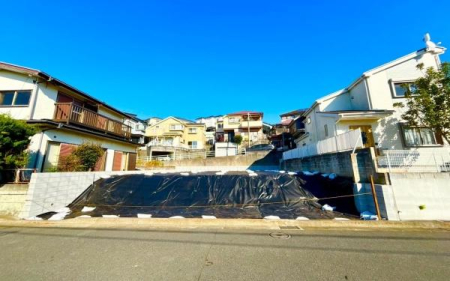 �_�ސ쌧���l�s�˒ˋ拂��6���ڂ̓y�n�̑O�ʓ��H�܂ތ��n�ʐ^