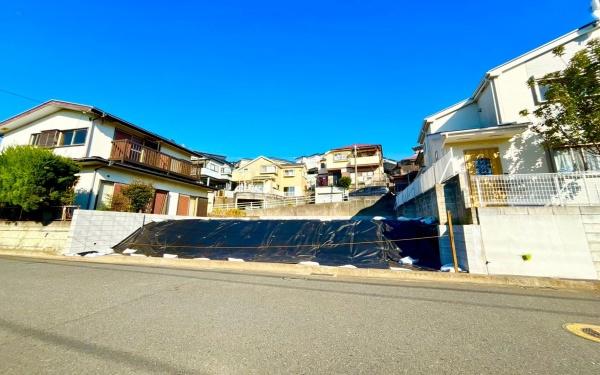 �_�ސ쌧���l�s�˒ˋ拂��6���ڂ̓y�n�̑O�ʓ��H�܂ތ��n�ʐ^