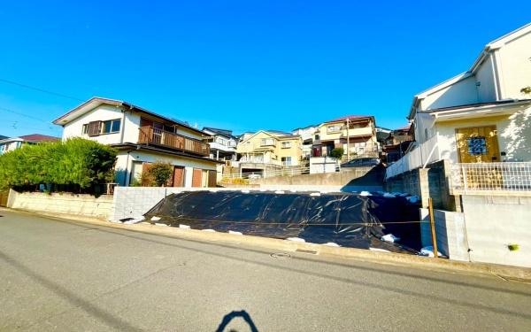 �_�ސ쌧���l�s�˒ˋ拂��6���ڂ̓y�n�̑O�ʓ��H�܂ތ��n�ʐ^