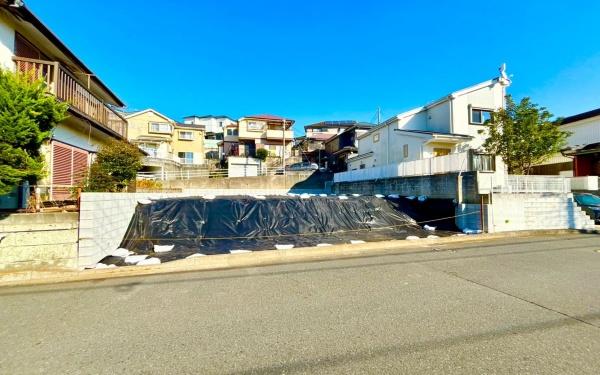 �_�ސ쌧���l�s�˒ˋ拂��6���ڂ̓y�n�̑O�ʓ��H�܂ތ��n�ʐ^