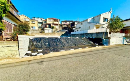 �_�ސ쌧���l�s�˒ˋ拂��6���ڂ̓y�n�̑O�ʓ��H�܂ތ��n�ʐ^