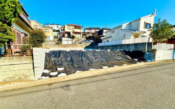 �_�ސ쌧���l�s�˒ˋ拂��6���ڂ̓y�n�̑O�ʓ��H�܂ތ��n�ʐ^