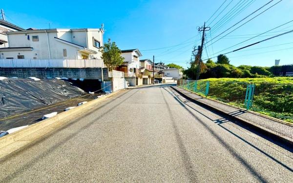 �_�ސ쌧���l�s�˒ˋ拂��6���ڂ̓y�n�̑O�ʓ��H�܂ތ��n�ʐ^