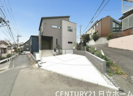 �_�ސ쌧���s�����捂��2���ڂ̐V�z��ˌ��Ă̑O�ʓ��H�܂ތ��n�ʐ^