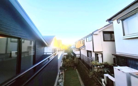 �_�ސ쌧���l�s�����Z�Y��3���ڂ̐V�z��ˌ��Ă̏Z�˂���̒��]�ʐ^